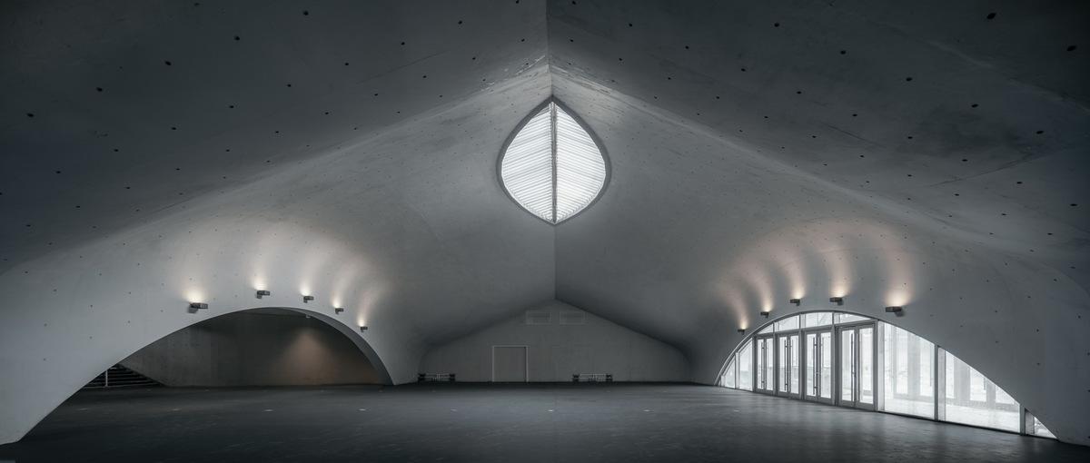 全東北最大的清水混凝土巨構(gòu)地下建筑：砼殿 / Wutopia Lab